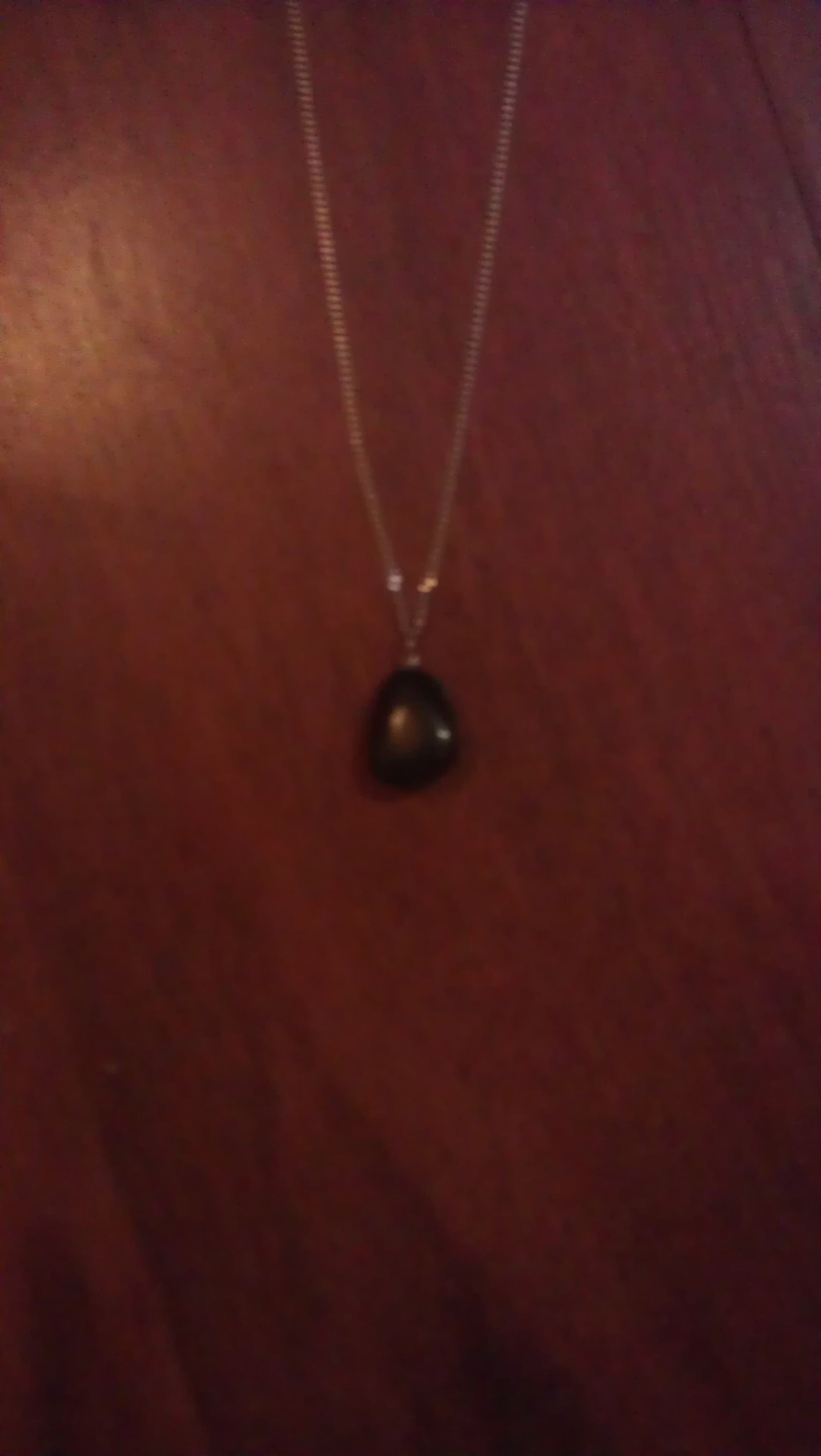 Mon pendentif en obsidienne. Il m'a été offert cette année par mon conjoint.